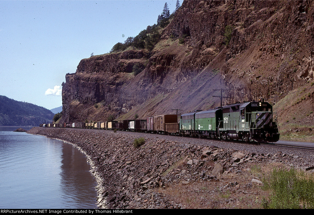 BN GP35 2522 Eastbound at Bingen WA May 1978